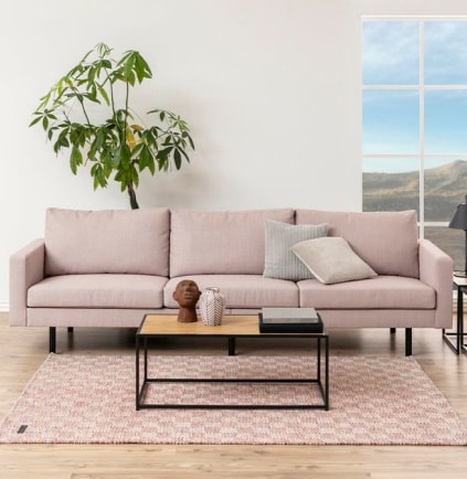 Przytulny salon z różową sofą